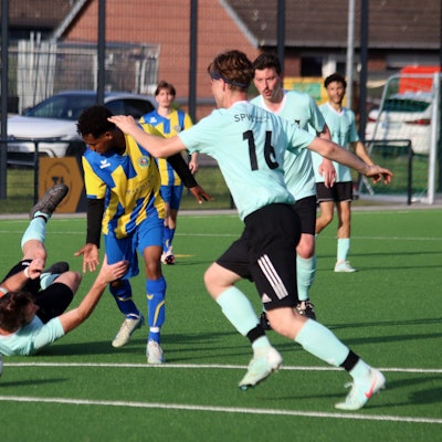 Fairplay: Obwohl Sami Basheer hier durch gewesen wäre, kümmerte er sich um Nöthens Kapitän Julian Drean, der beim Zweikampfversuch gestürzt war.