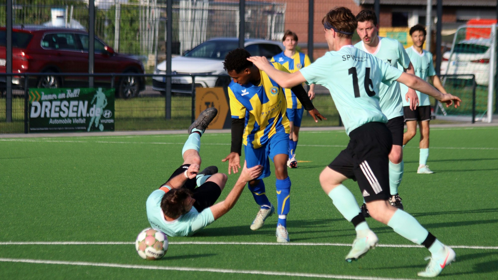 Fairplay: Obwohl Sami Basheer hier durch gewesen wäre, kümmerte er sich um Nöthens Kapitän Julian Drean, der beim Zweikampfversuch gestürzt war.