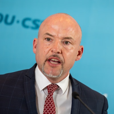 Obwohl Kirchen den Schutz der Familie gemäß Grundgesetz betonen, verteidigt CSU-Politiker Alexander Hoffmann die temporäre Aussetzung des Familiennachzugs.