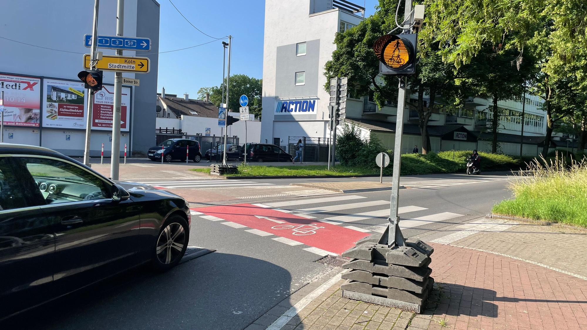 Berliner Kissen, eine Warnleuchte und Markierungen: Seit einem tödlichen Unfall in Leverkusen-Opladen, bei der eine Elfjährige ums Leben kam, hat sich innerhalb kurzer Zeit einiges getan am Kreisel Berliner Platz.