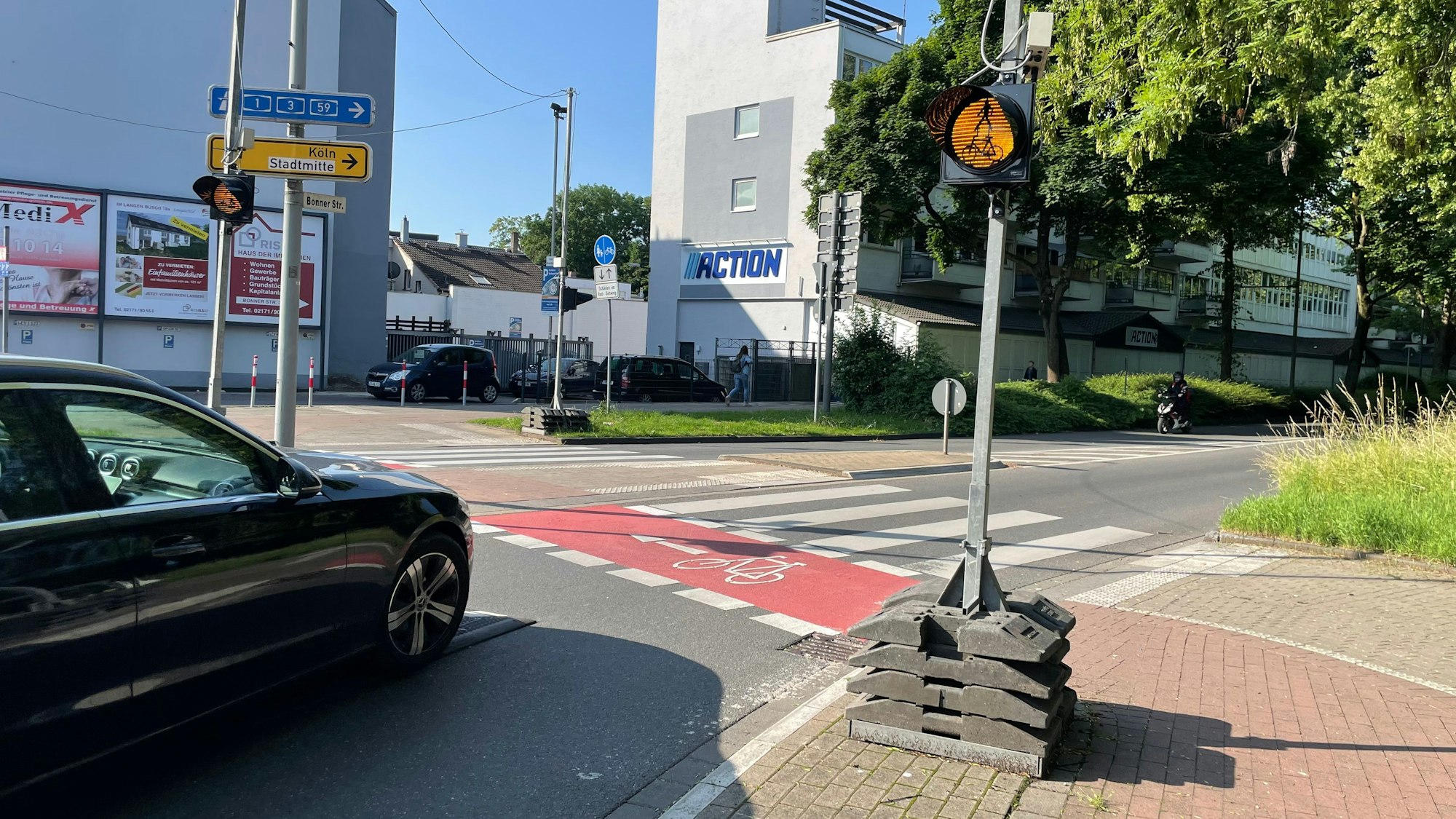 Berliner Kissen, eine Warnleuchte und Markierungen: Seit einem tödlichen Unfall in Leverkusen-Opladen, bei der eine Elfjährige ums Leben kam, hat sich innerhalb kurzer Zeit einiges getan am Kreisel Berliner Platz.