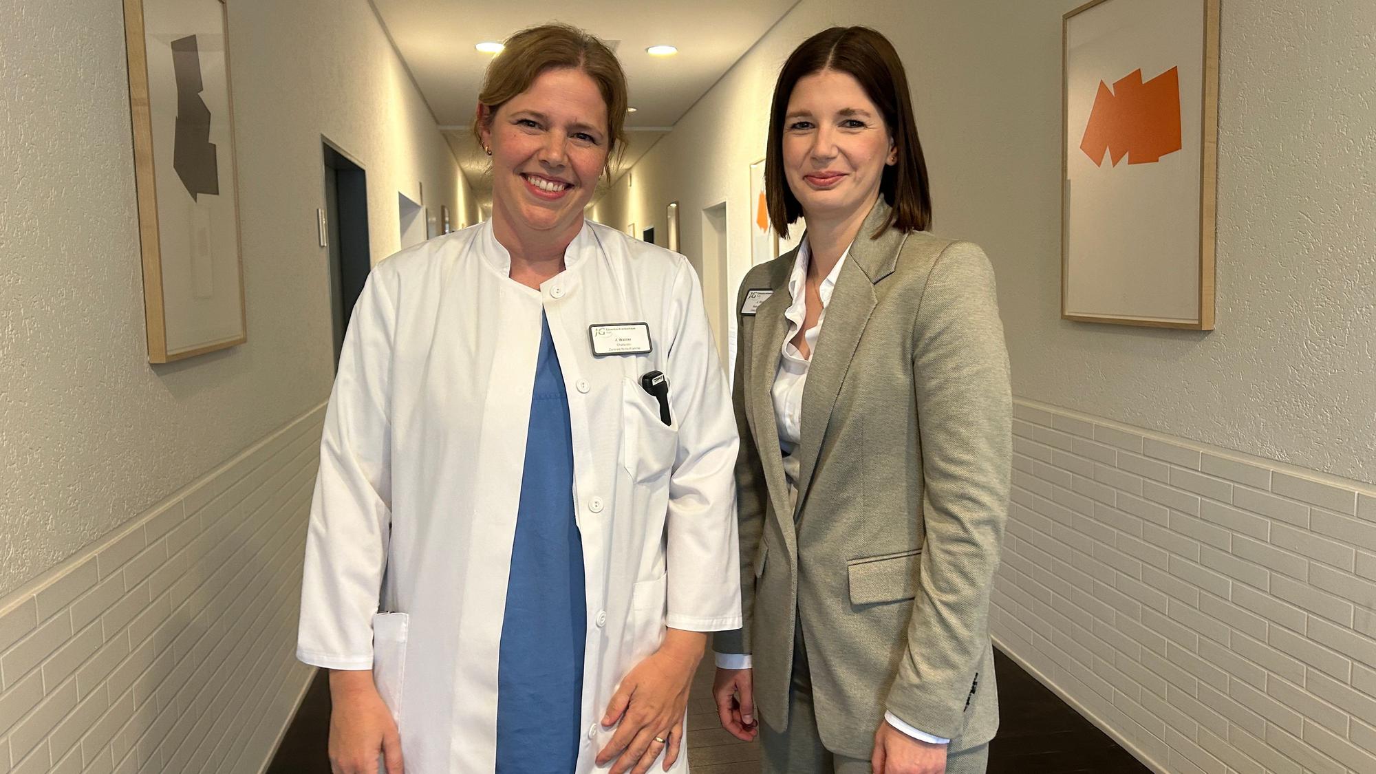 Das Eduardus-Krankenhaus in den Vorbereitungen zur Evakuierung: Julia Walder (l.), die Chefärztin der Zentrale Notaufnahme und Judith Kniepen von der Geschäftsführung.