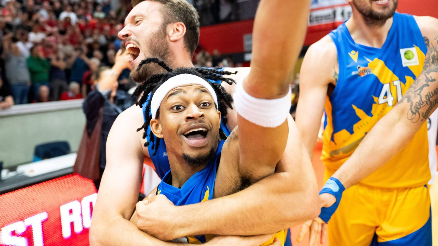 Zach Cooks jubelt, nachdem er Jena gerade zum Aufstieg in die 1. Liga geworfen hat. Nun wechselt er zu den Baskets.