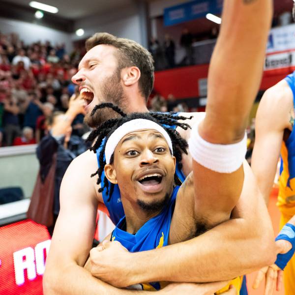 Zach Cooks jubelt, nachdem er Jena gerade zum Aufstieg in die 1. Liga geworfen hat. Nun wechselt er zu den Baskets.