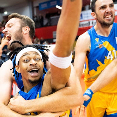 Zach Cooks jubelt, nachdem er Jena gerade zum Aufstieg in die 1. Liga geworfen hat. Nun wechselt er zu den Baskets.