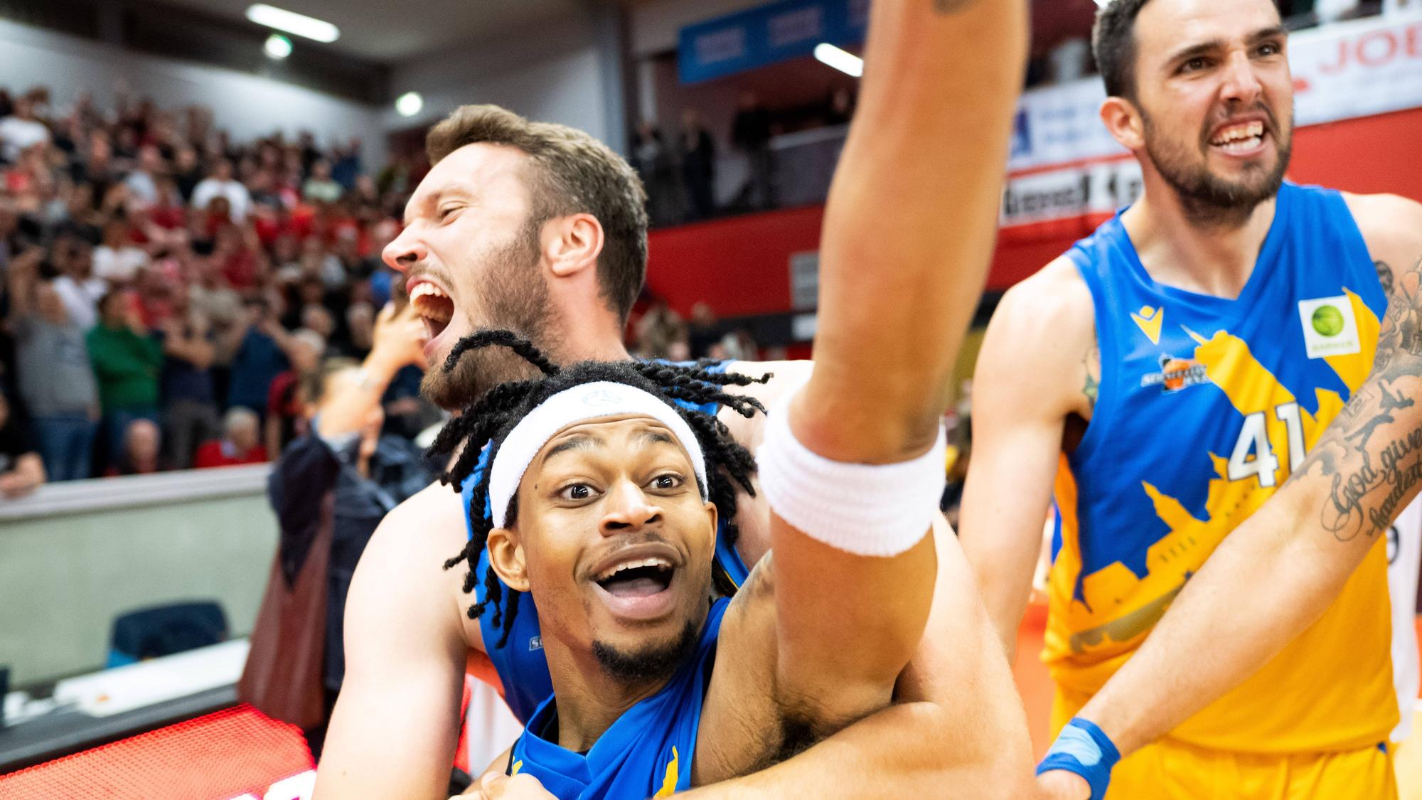 Zach Cooks jubelt, nachdem er Jena gerade zum Aufstieg in die 1. Liga geworfen hat. Nun wechselt er zu den Baskets.