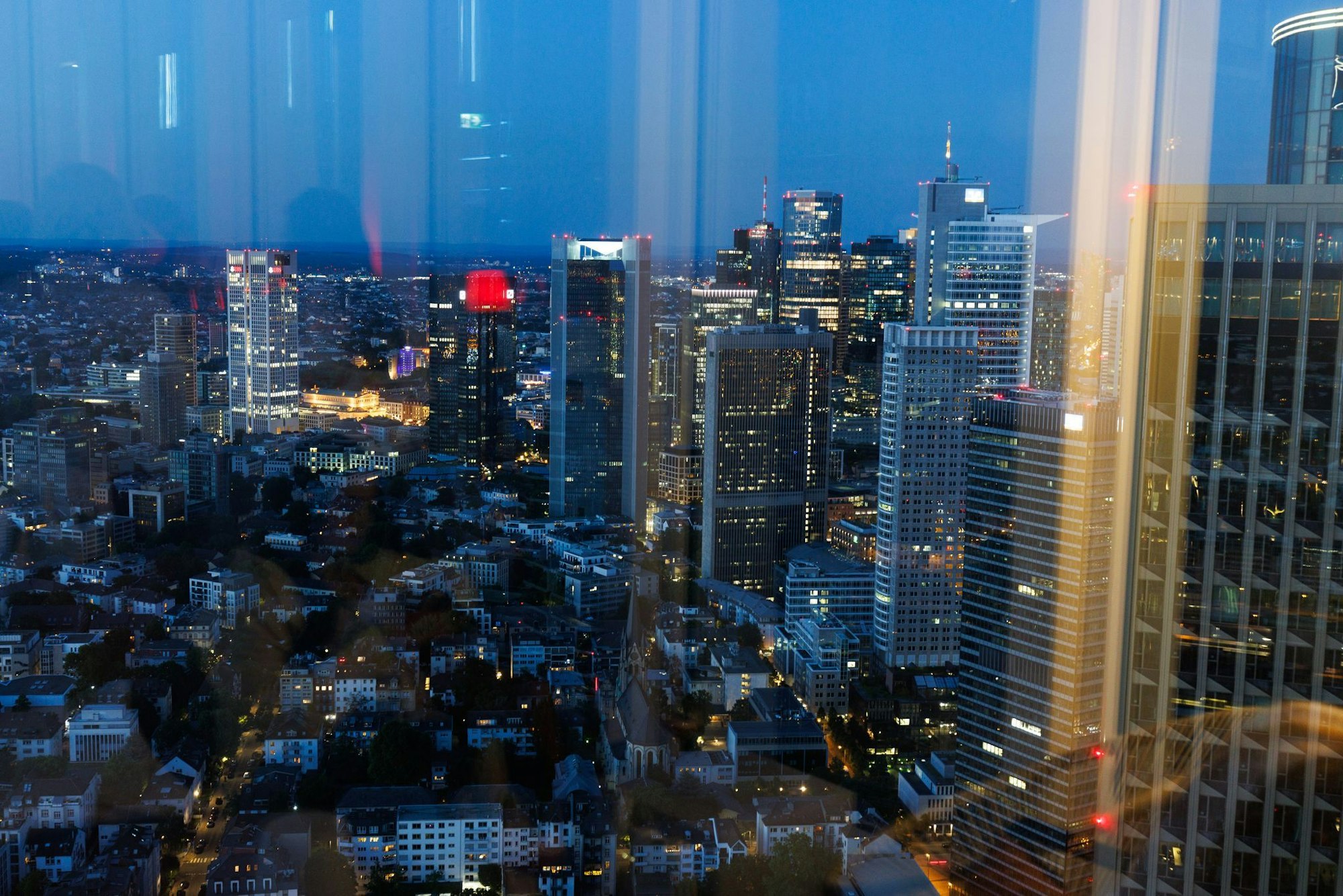 Die «NFT-Skybar» in Frankfurt mit Platz für 200 Gäste und Blick auf das Hochhauspanorama befindet sich in 185 Metern Höhe.