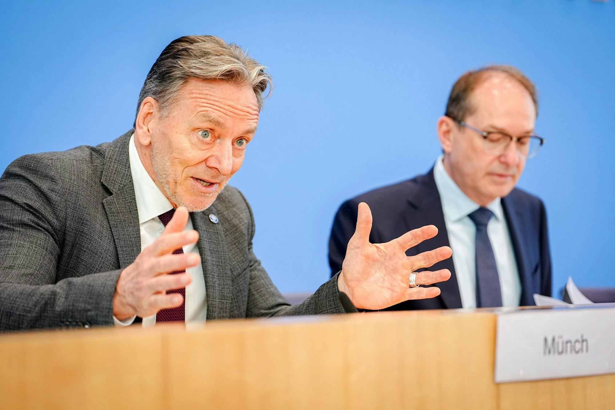 Das Bundeslagebild Cybercrime 2024 stellt BKA-Präsident Holger Münch zusammen mit Bundesinnenminister Alexander Dobrindt (CSU) vor.