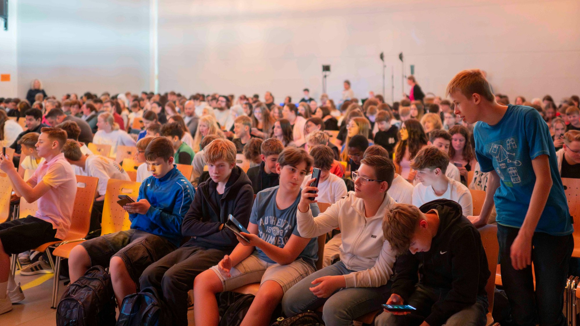 Das Bild zeigt die Schüler im Zülpicher Forum. Ein Teil von ihnen hat Smartphones in der Hand.