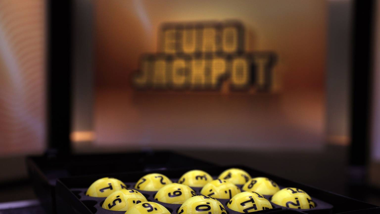 Bei der Ziehung von Eurojackpot am Freitag (30. Mai 2025), tippte ein Spielteilnehmer aus Niedersachsen die gezogenen Gewinnzahlen 4, 5, 26, 29 und 43 sowie die beiden Eurozahlen 5 und 9 richtig. In der Gewinnklasse 1 erhält der Neu-Millionär nun 17,6 Millionen Euro.