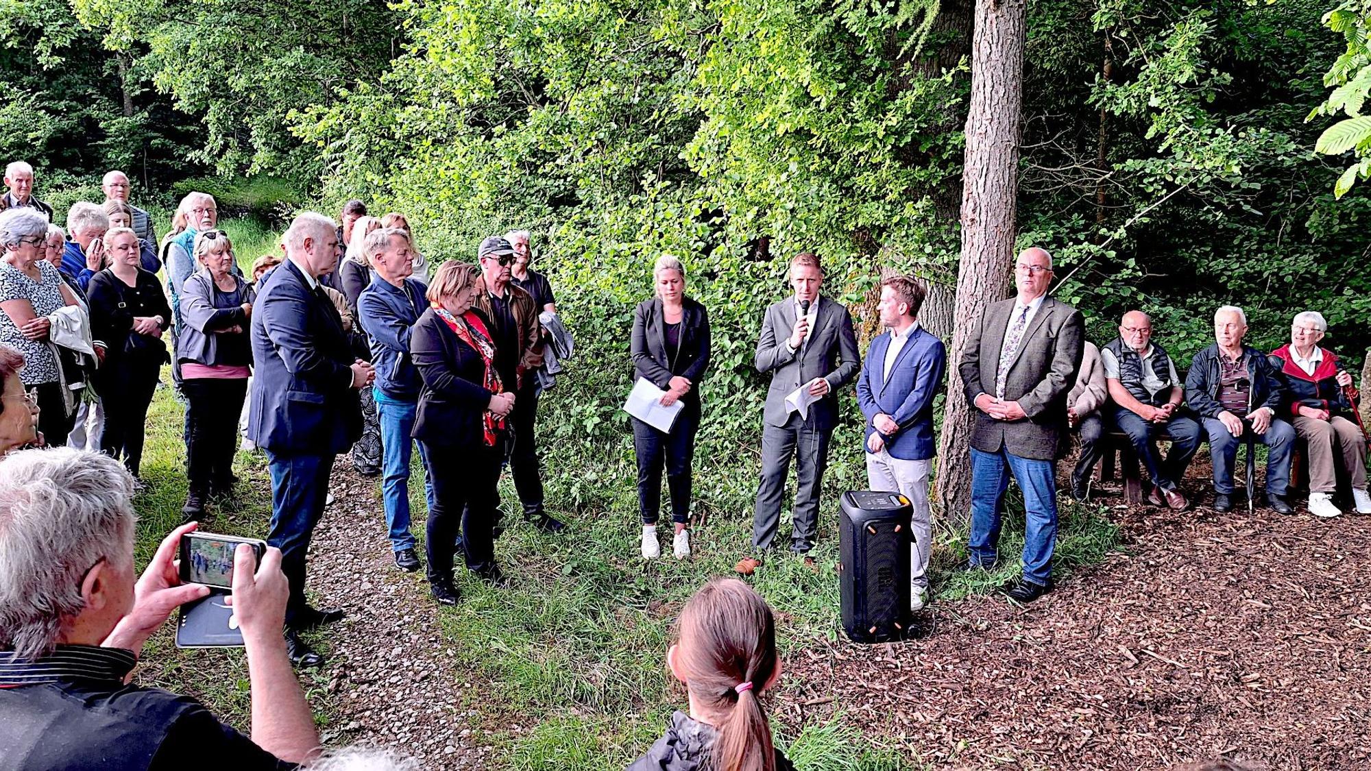 Das Bild von der Einweihung des Kreuzes zeigt einen Teil der Anwesenden.