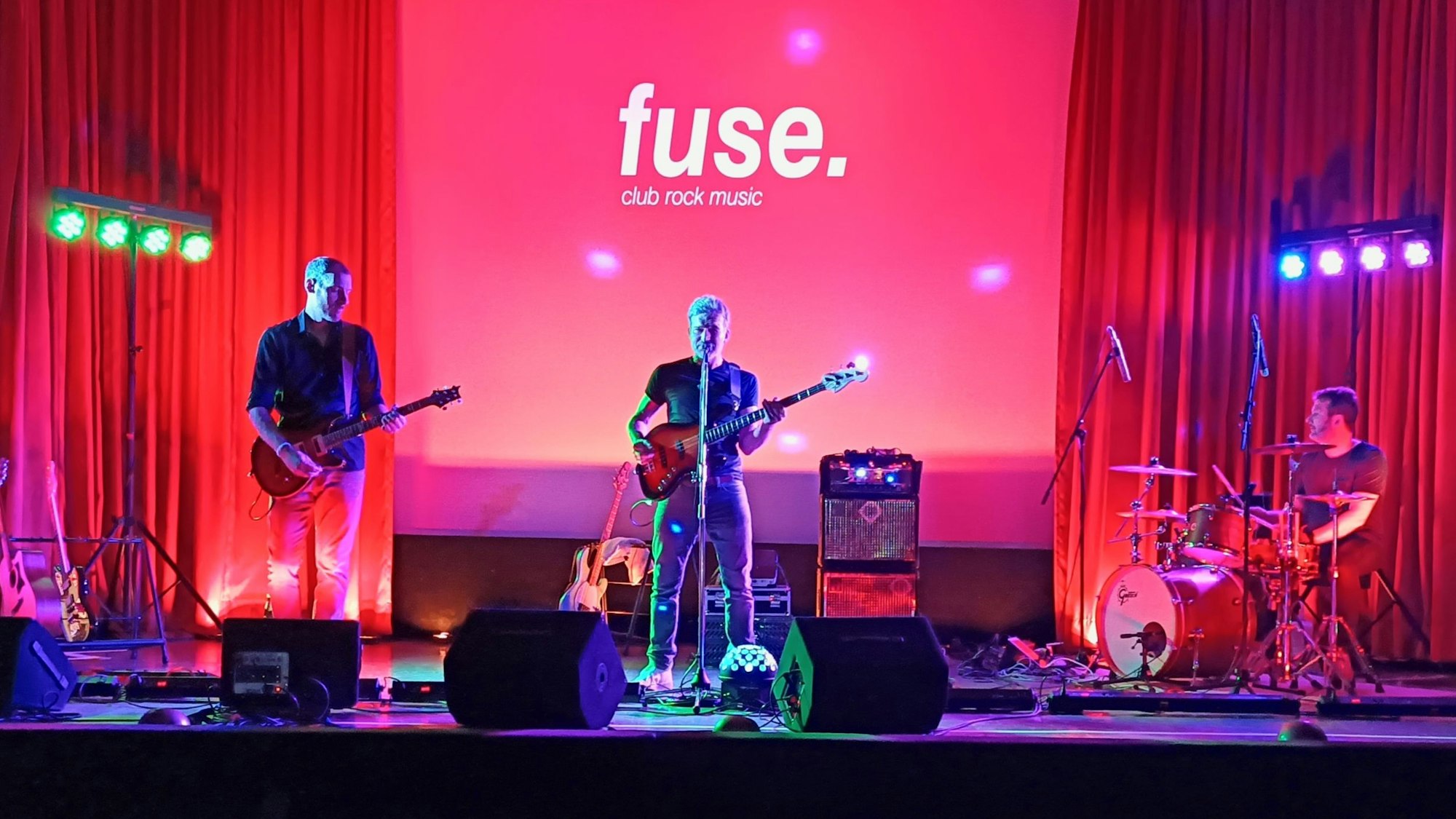 Das Bild zeigt die Band Fuse auf der Bühne. Links Kilian Kost, Mitte Olver Strucken-Bathke, rechts Sebastian Kraus.