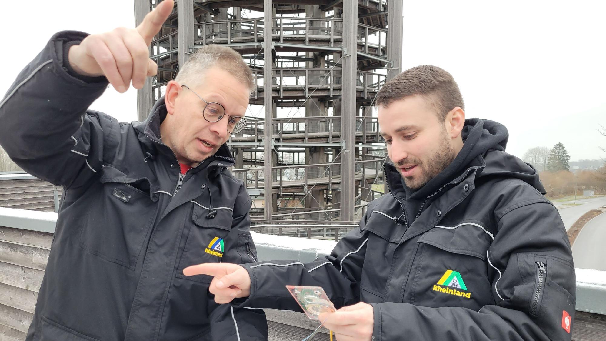 Panarbora-Sprecher Patrick Mielke (links) und Kevin Deppe, Leiter des Naturerlebnisparks in Waldbröl, bereiten sich aufs Geocaching vor.
