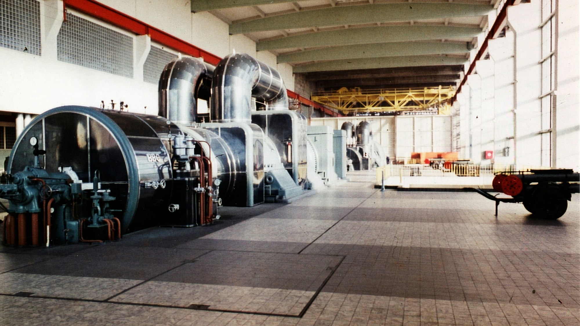 Blick in die zentrale Maschinenhalle des Braunkohle-Kraftwerks Frimmersdorf II im Jahr 1956.