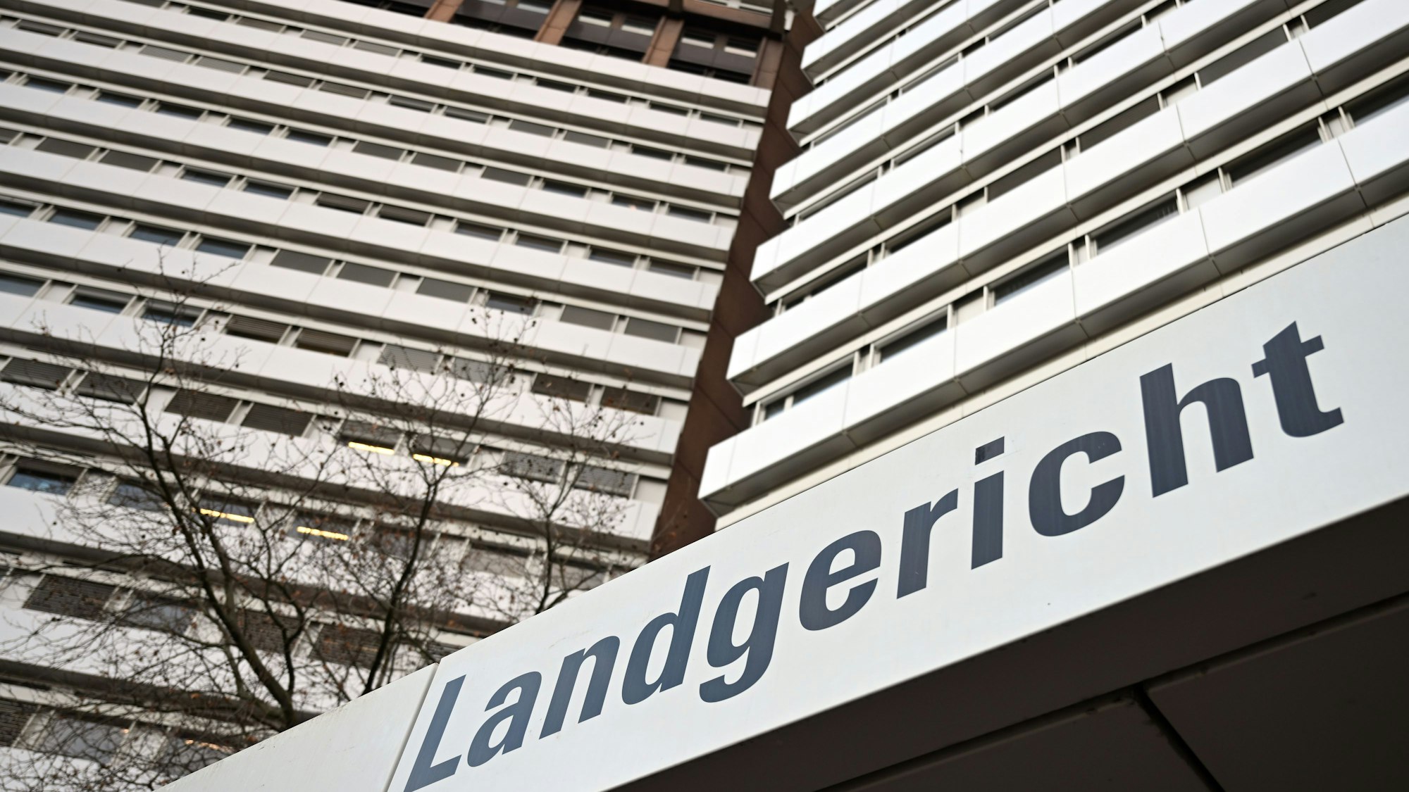 Das Bild zeigt das Gerichtsgebäude von der Außenseite.