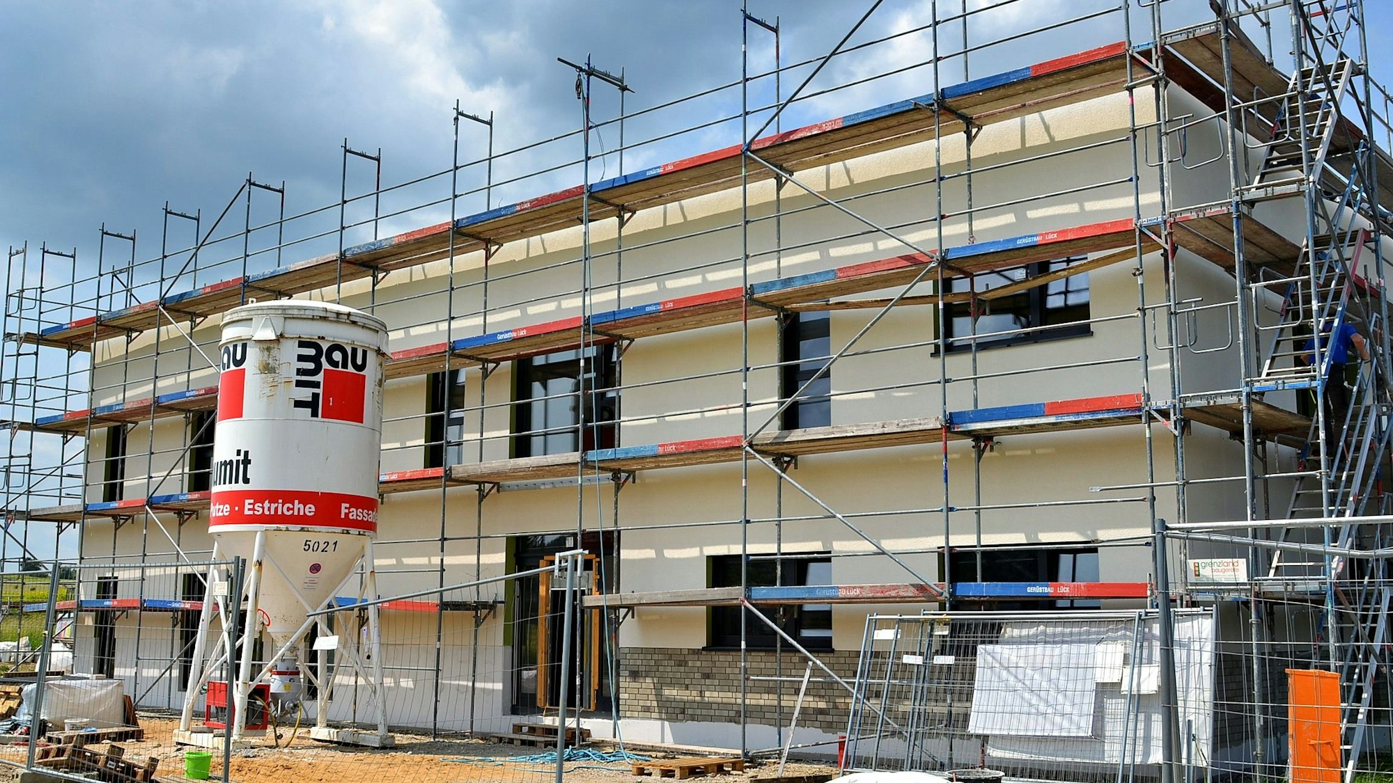 Das eingerüstete Gebäude der künftigen Kita in Kirchheim.