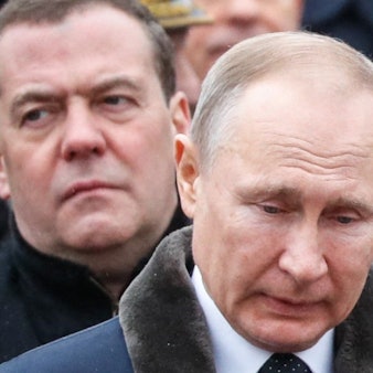 Wladimir Putin zusammen mit Ex-Präsident Dmitri Medwedew bei einer Gedenkveranstaltung. Der Kremlchef schweigt nach dem ukrainischen Großangriff weiter. Medwedew nicht. (Archivbild)