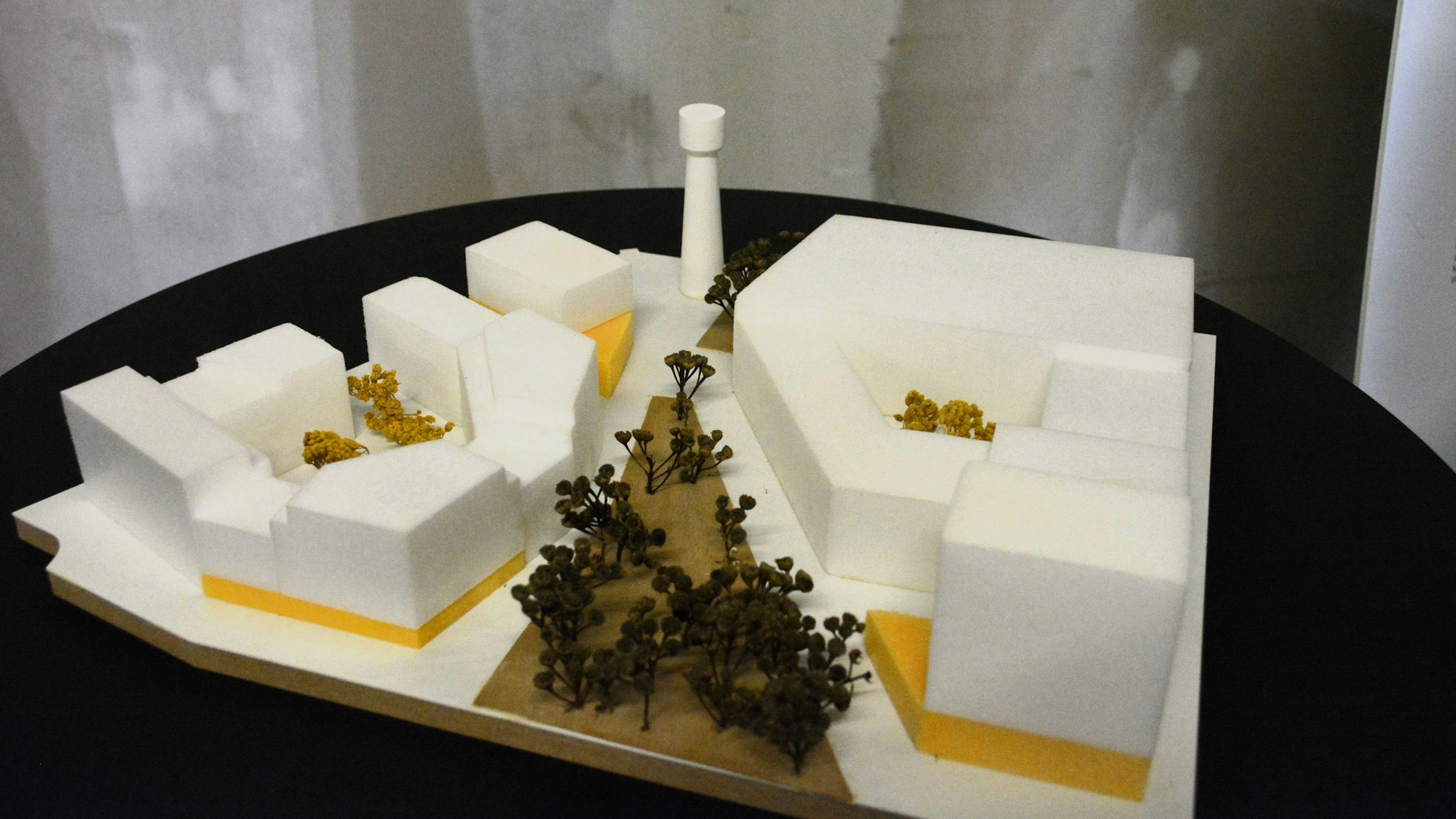 Ein Architekturmodell mit einem Wasserturm im Hintergrund.