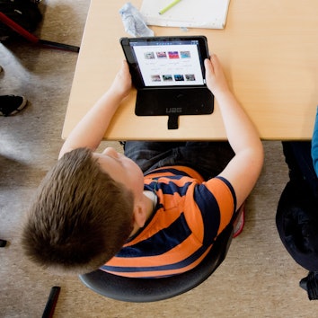 Bildungsforscher kritisiert Digitalisierungswahn in Schulen und plädiert für mehr Fokus auf traditionelle Lernmethoden. (Symbolbild)