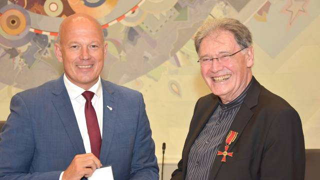 Auf dem Bild sind der Landrat Frank Rock und der ausgezeichnete Paul Stelkens zu sehen