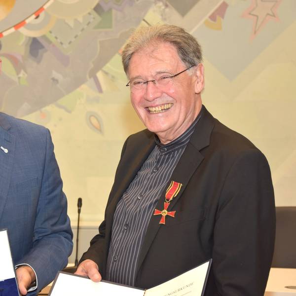 Auf dem Bild sind der Landrat Frank Rock und der ausgezeichnete Paul Stelkens zu sehen