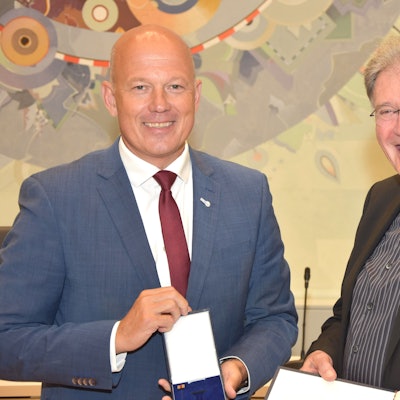 Auf dem Bild sind der Landrat Frank Rock und der ausgezeichnete Paul Stelkens zu sehen