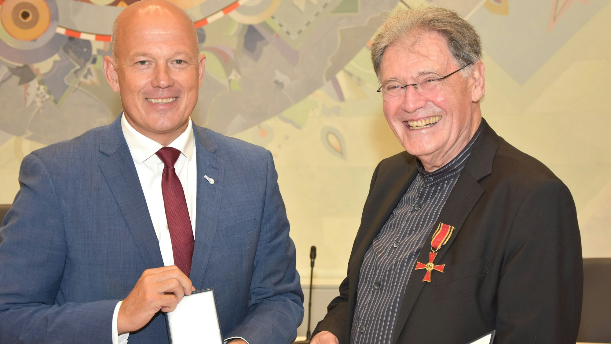 Auf dem Bild sind der Landrat Frank Rock und der ausgezeichnete Paul Stelkens zu sehen