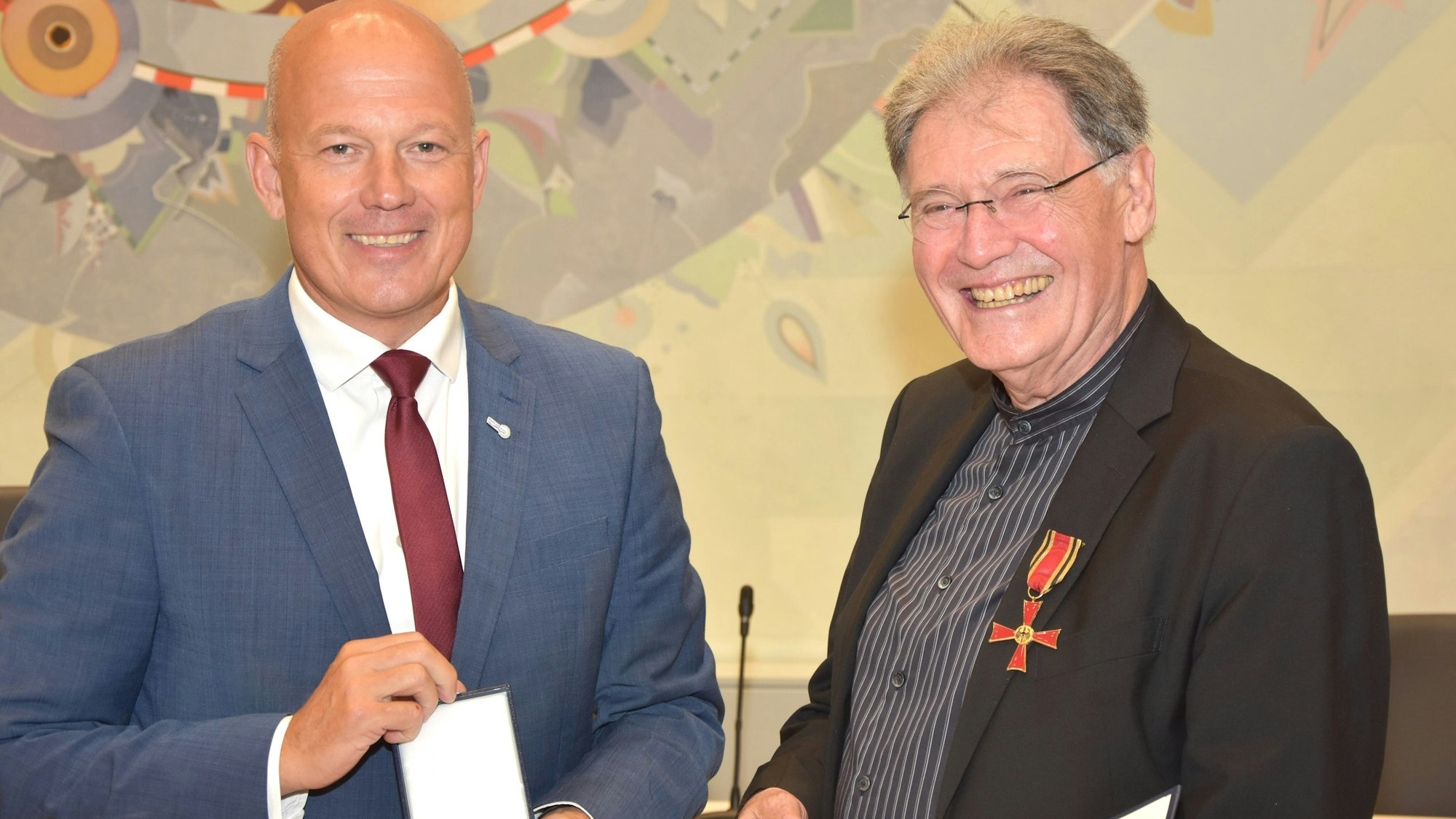 Auf dem Bild sind der Landrat Frank Rock und der ausgezeichnete Paul Stelkens zu sehen