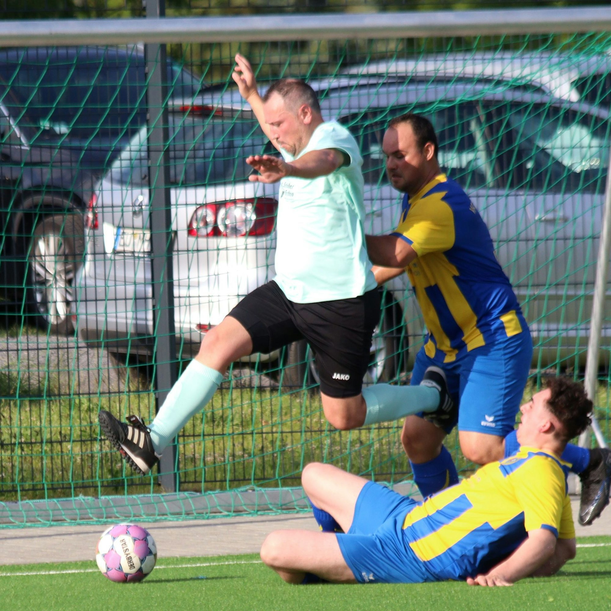 Grazil überspringt David Kremer einen Verteidiger.