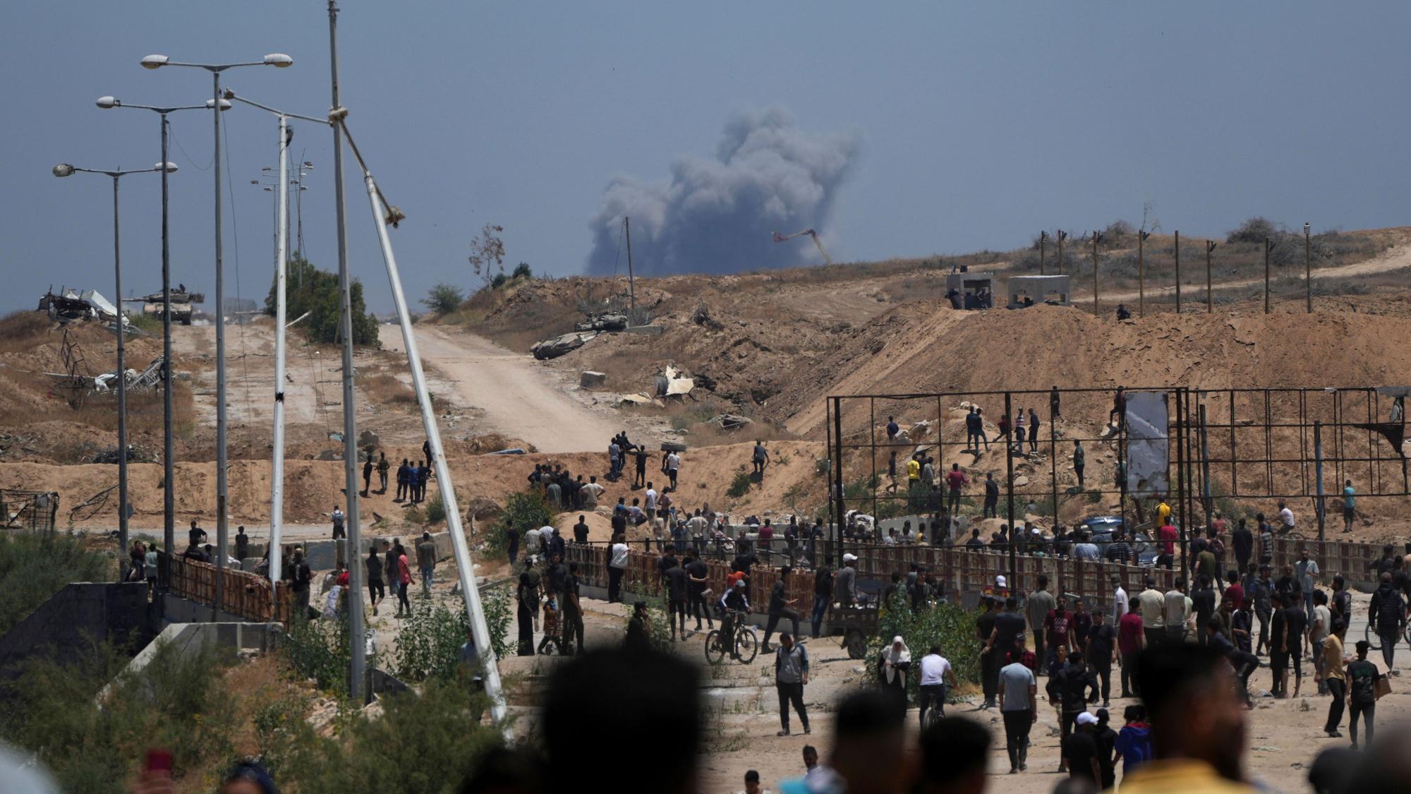 Nach einem israelischen Bombardement im südlichen Gazastreifen steigt Rauch auf. Man sieht dies von einem Verteilungszentrum für humanitäre Hilfe in Khan Younis im südlichen Gazastreifen aus, das von der von Israel anerkannten und von den USA unterstützten Gaza Humanitarian Foundation betrieben wird. (Archivbild)