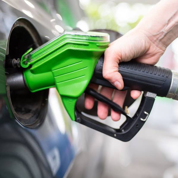 ARCHIV - 06.09.2020, Bayern, München: Eine Frau hält an einer Tankstelle an einer Zapfsäule eine Zapfpistole in der Hand und betankt ein Auto. (zu dpa: «Wo es sich auf dem Weg in die Pfingstferien günstig tankt») Foto: Sven Hoppe/dpa +++ dpa-Bildfunk +++