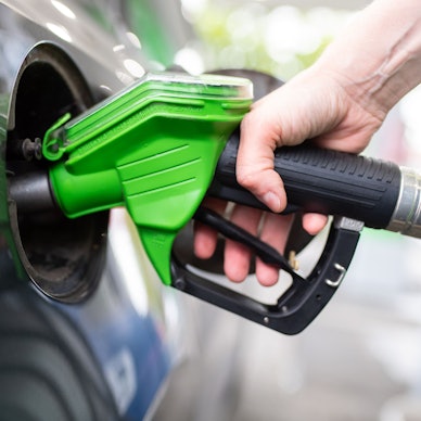 ARCHIV - 06.09.2020, Bayern, München: Eine Frau hält an einer Tankstelle an einer Zapfsäule eine Zapfpistole in der Hand und betankt ein Auto. (zu dpa: «Wo es sich auf dem Weg in die Pfingstferien günstig tankt») Foto: Sven Hoppe/dpa +++ dpa-Bildfunk +++