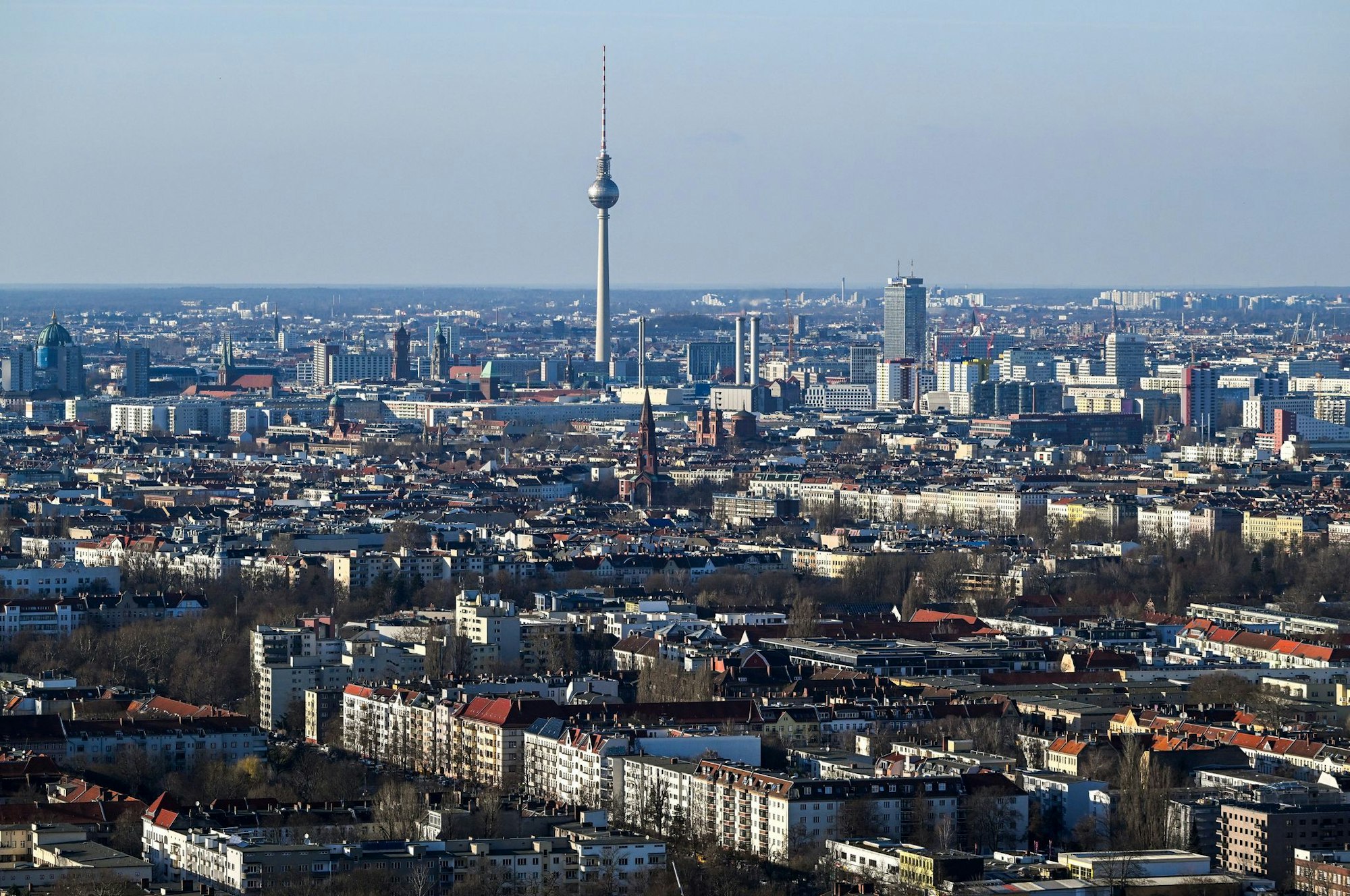Blick vom Berliner Estrel Tower, der 2026 eröffnet werden soll. (Archivbild)