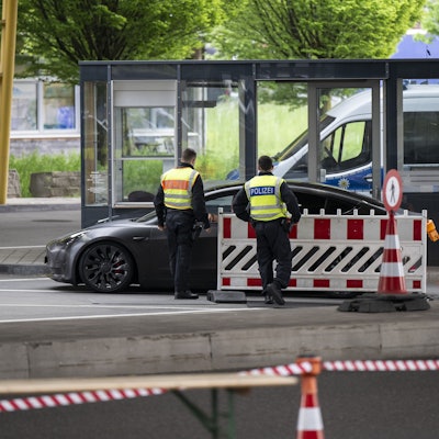 ARCHIV - 09.05.2025, Schweiz, Kreuzlingen: Deutsche Bundespolizisten kontrollieren ein Fahrzeug am Zollamt Konstanz-Autobahn an der Grenze zwischen Kreuzlingen in der Schweiz und Konstanz in Deutschland. Die neue Bundesregierung will mit zusätzlichen Grenzkontrollen und Zurückweisungen von Asylbewerbern gegen unerwünschte Migration vorgehen. (zu dpa: «Migrationsrechtler sieht bei Zurückweisungen offene Fragen») Foto: Gian Ehrenzeller/KEYSTONE/dpa +++ dpa-Bildfunk +++