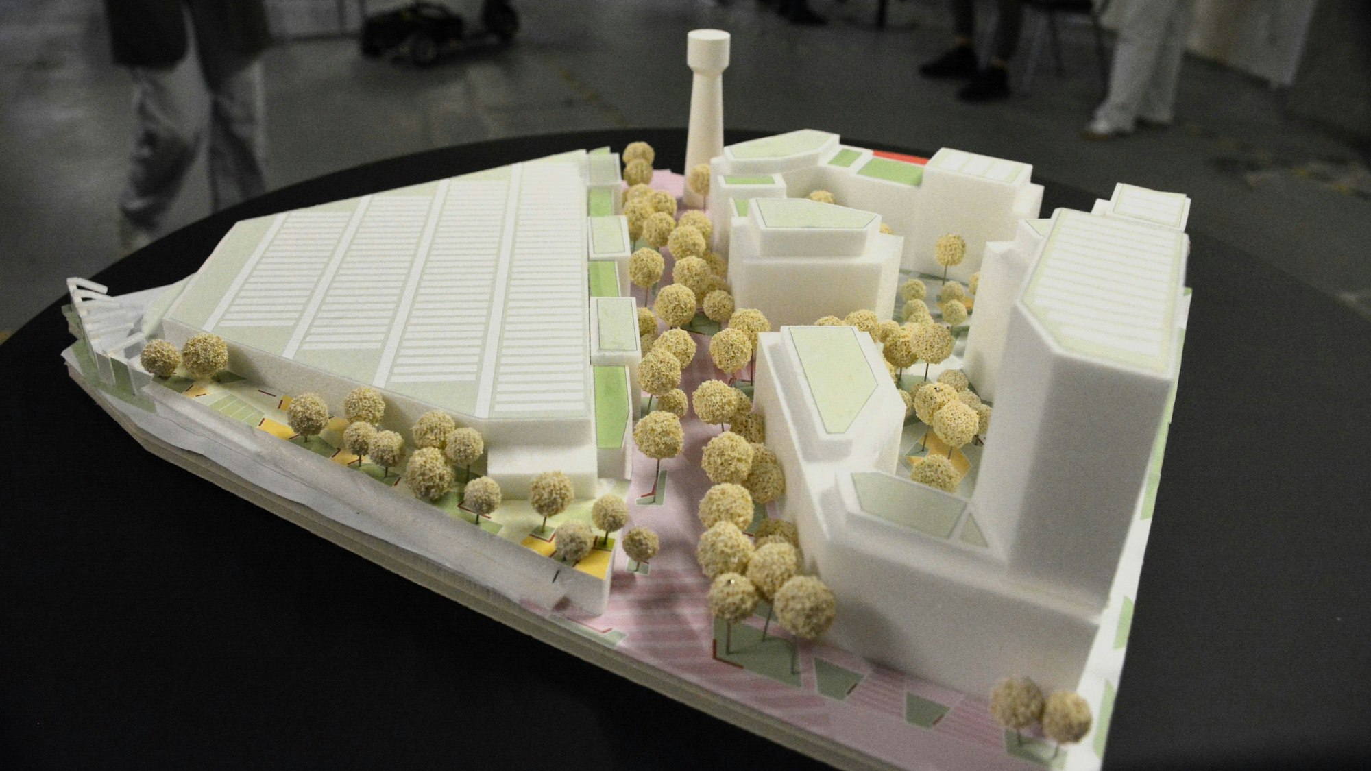 Ein Architekturmodell mit einem Wasserturm im Hintergrund.