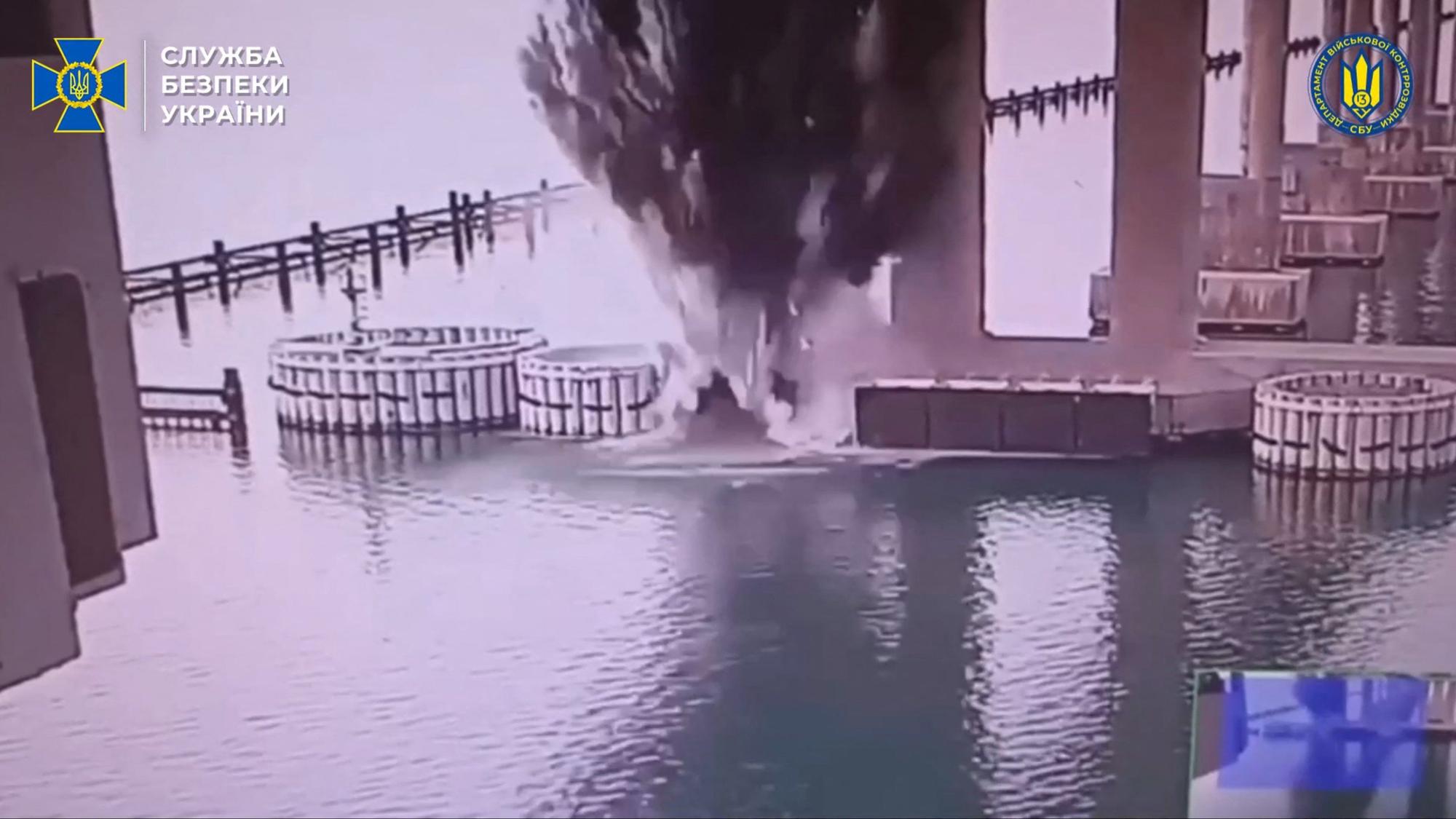 Ein Screenshot aus einem Video, das vom ukrainischen Sicherheitsdienst (SBU) veröffentlicht wurde, soll die Explosion an einem Stützpfeiler der Kertsch-Brücke zeigen.