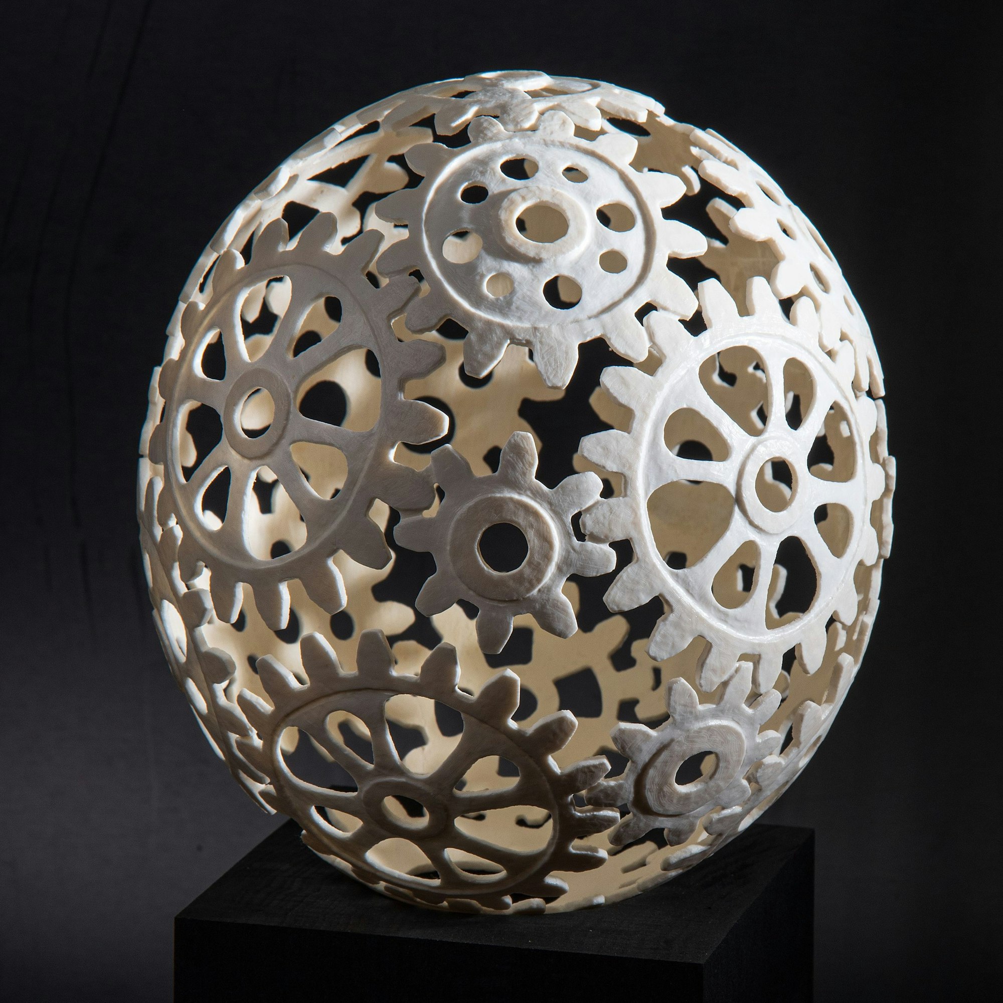 Das gefräste Straußenei einer Eitorfer Künstlerin guing bei einerr Ausstellung zu Bruch. Nun klagte sie auf Schadensersatz.