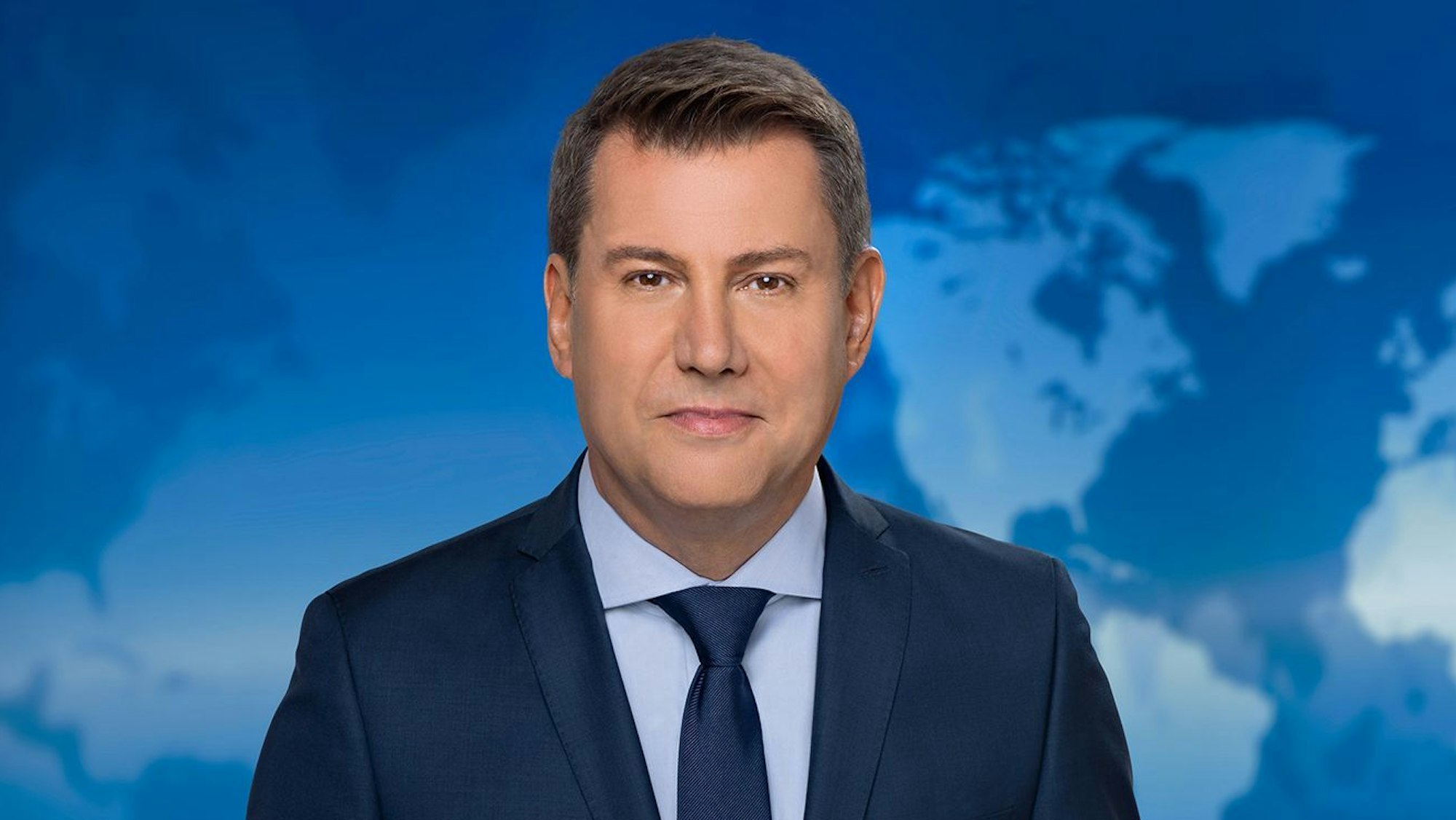 Jens Riewa in der ARD-„Tagesschau“-Kulisse.