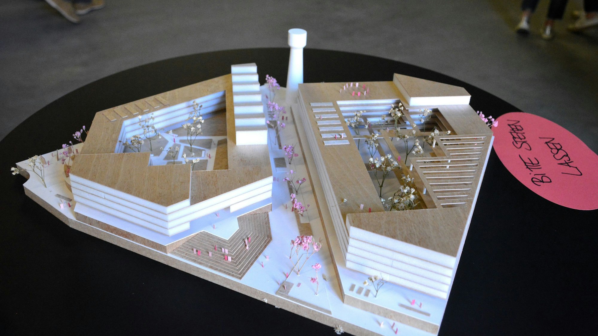 Ein Architekturmodell mit einem Wasserturm im Hintergrund.