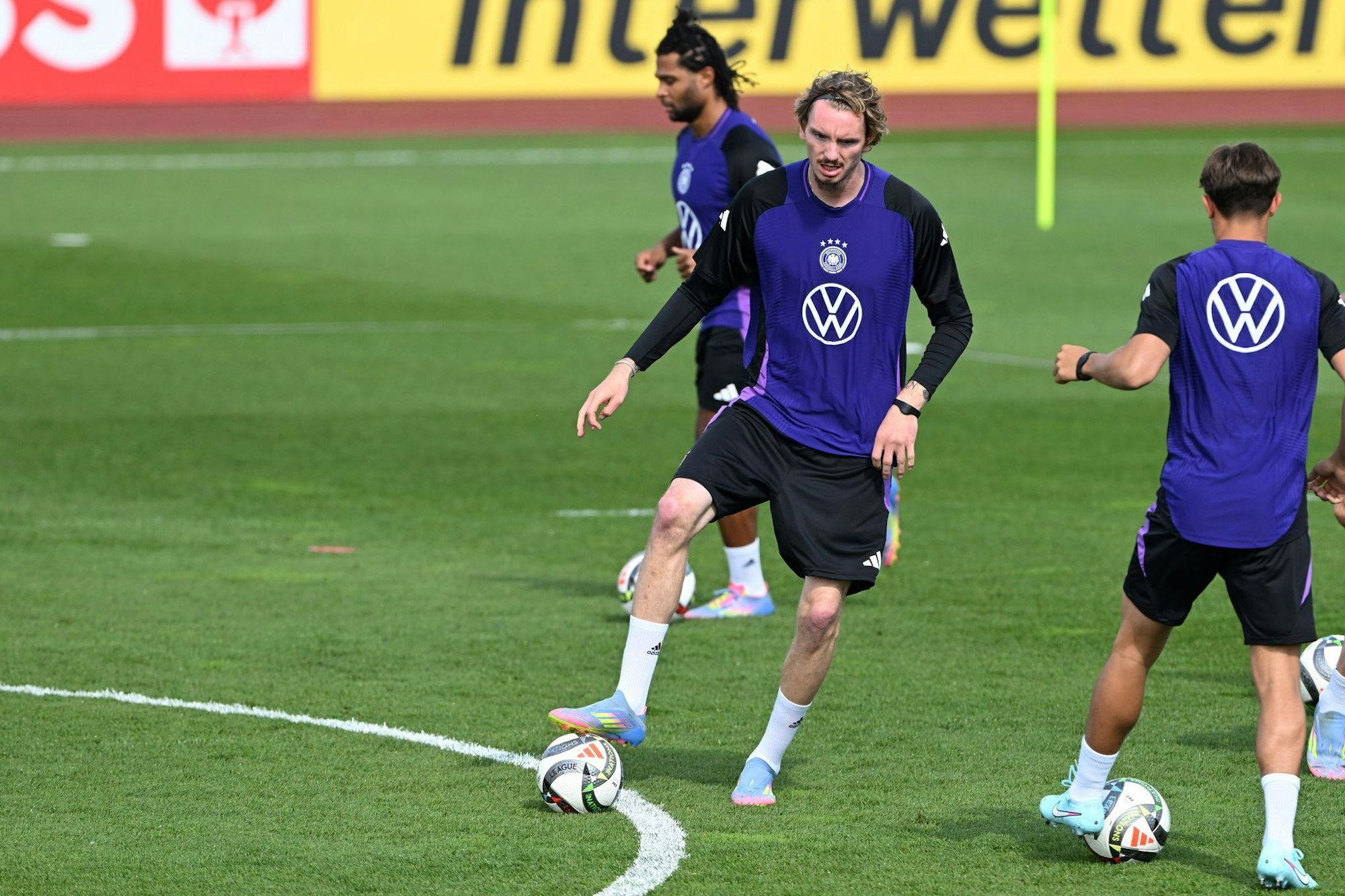 Debüt im Nationalteam? DFB-Neuling Nick Woltemade (M) beim Training in Herzogenaurach.
