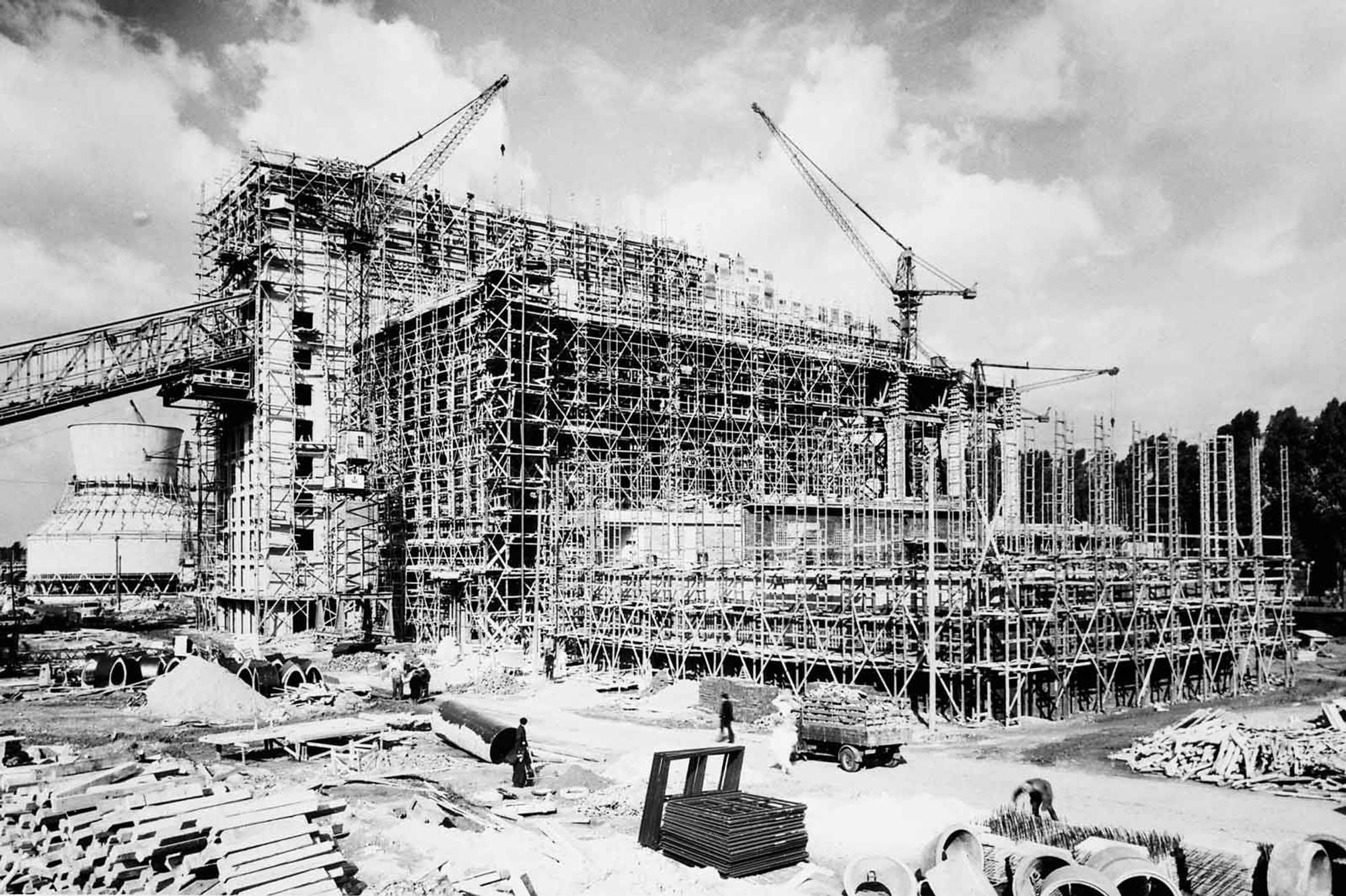Noch im Rohbau befindet sich hier das Braunkohle-Kraftwerk Frimmersdorf II in den 1950er Jahren.