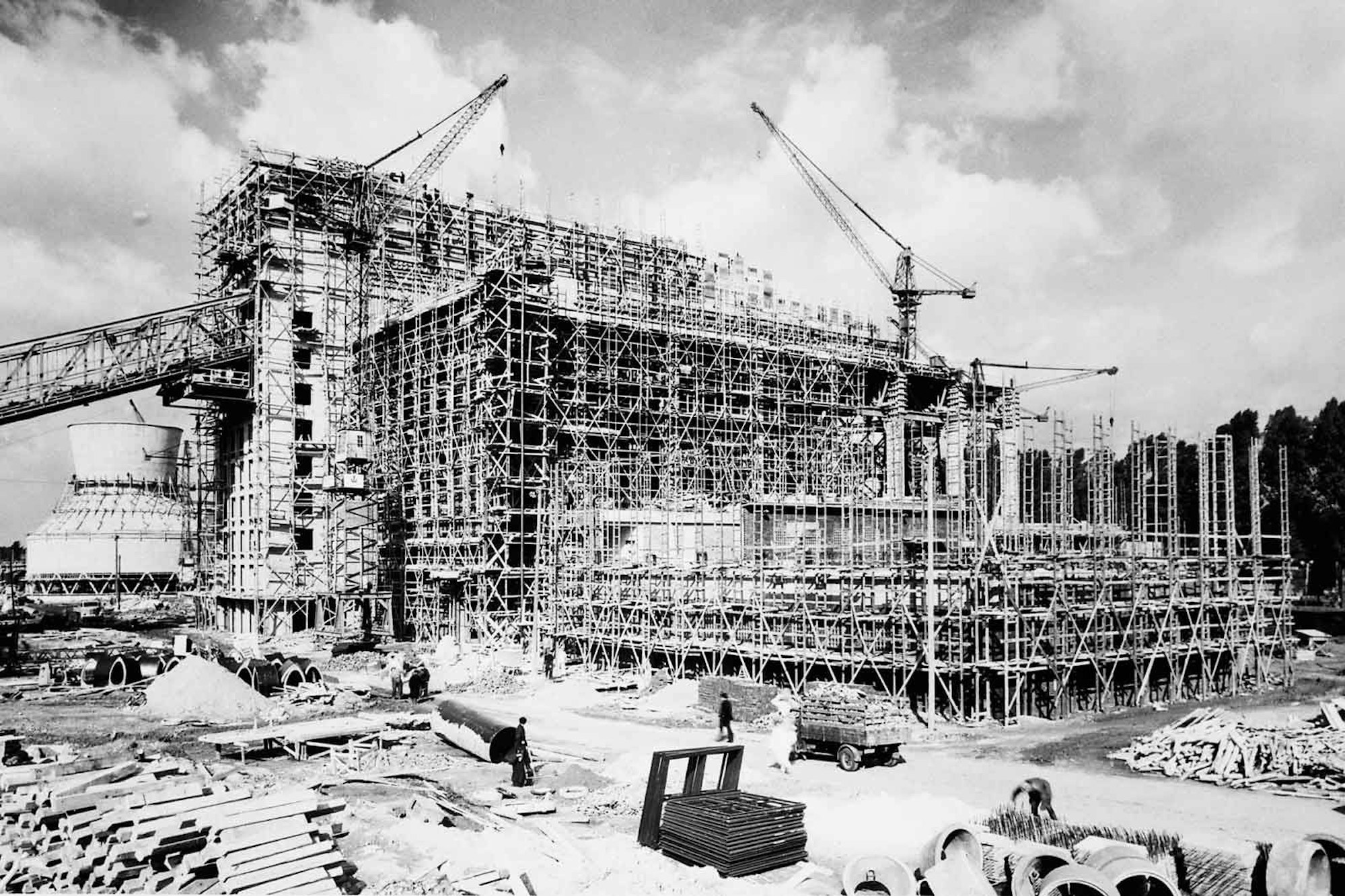 Noch im Rohbau befindet sich hier das Braunkohle-Kraftwerk Frimmersdorf II in den 1950er Jahren.