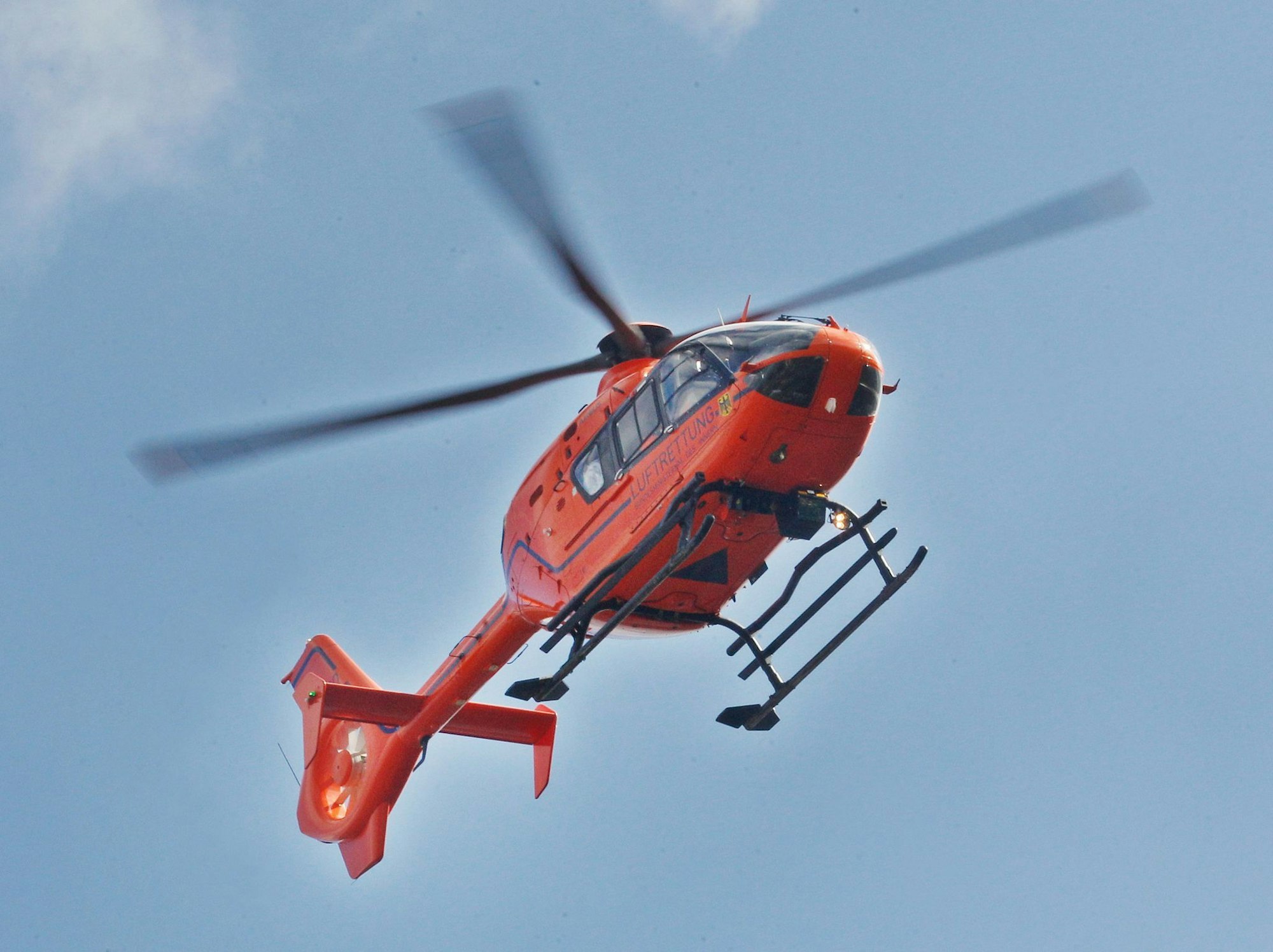 Bei einem schweren Auffahrunfall auf der A4 bei Kerpen mit mindestens fünf beteiligten Fahrzeugen ist ein 43 Jahre alter Autofahrer lebensgefährlich verletzt worden.