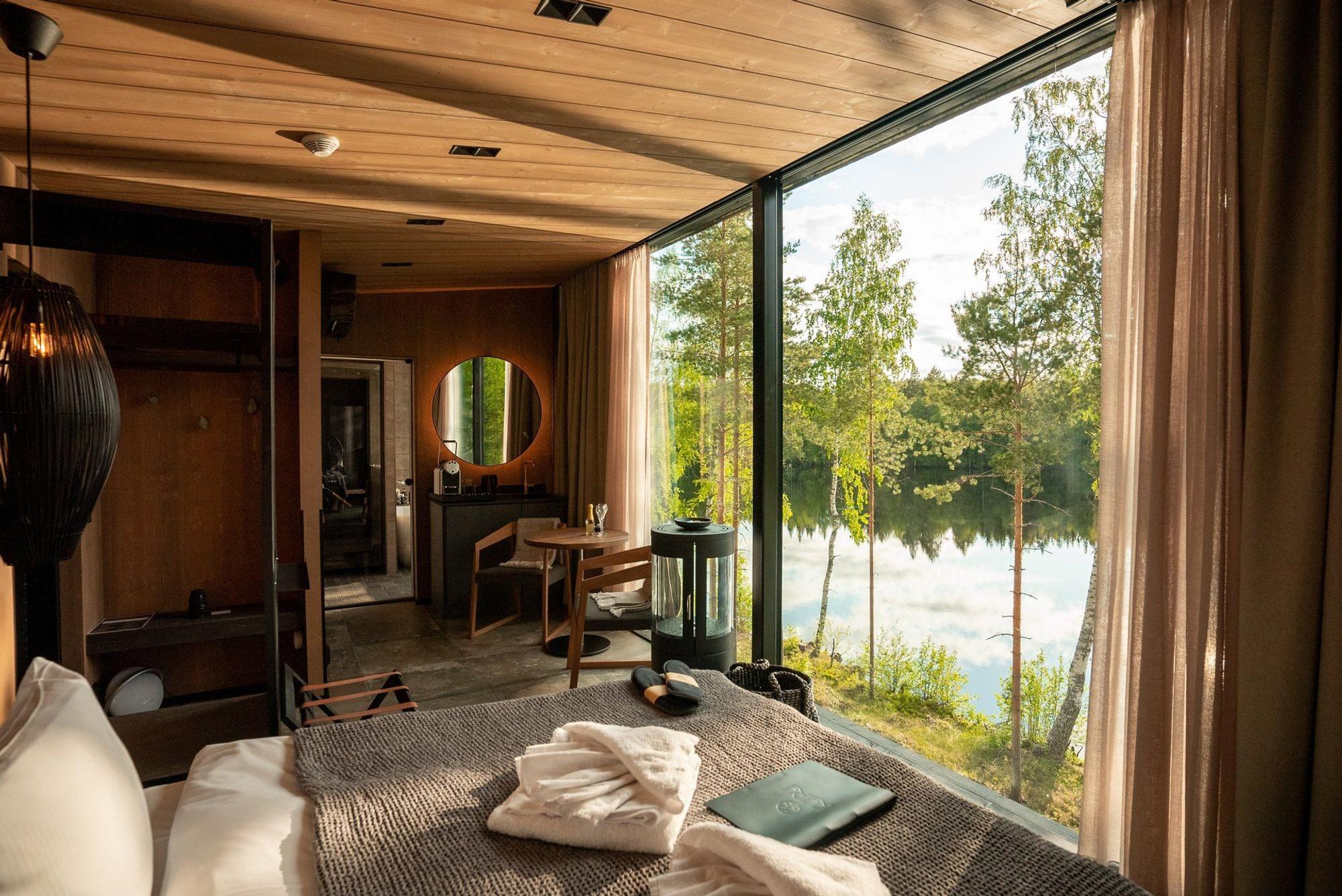 In luxuriösen Unterkünften wie dem Kuru Resort, das eine Oase der Ruhe am Seeufer ist, genießen Sie Ihren Urlaub.