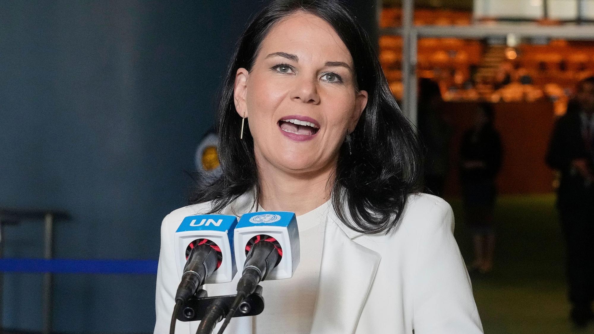 02.06.2025, USA, New York: Annalena Baerbock aus Deutschland spricht vor der Generalversammlung der Vereinten Nationen zu den Journalisten, nachdem sie zur Präsidentin der 80. Sitzung des Gremiums gewählt wurde. Foto: Richard Drew/AP/dpa +++ dpa-Bildfunk +++