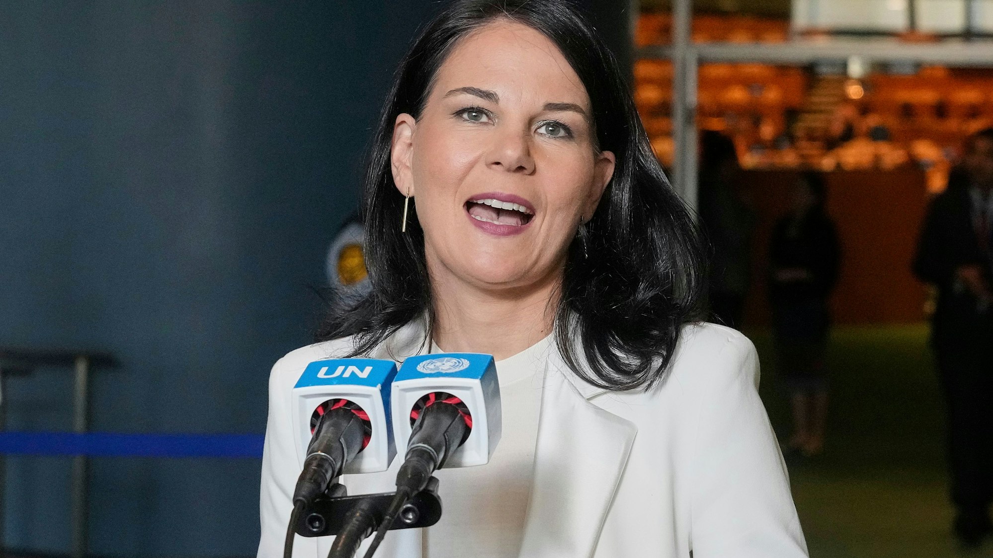 02.06.2025, USA, New York: Annalena Baerbock aus Deutschland spricht vor der Generalversammlung der Vereinten Nationen zu den Journalisten, nachdem sie zur Präsidentin der 80. Sitzung des Gremiums gewählt wurde. Foto: Richard Drew/AP/dpa +++ dpa-Bildfunk +++