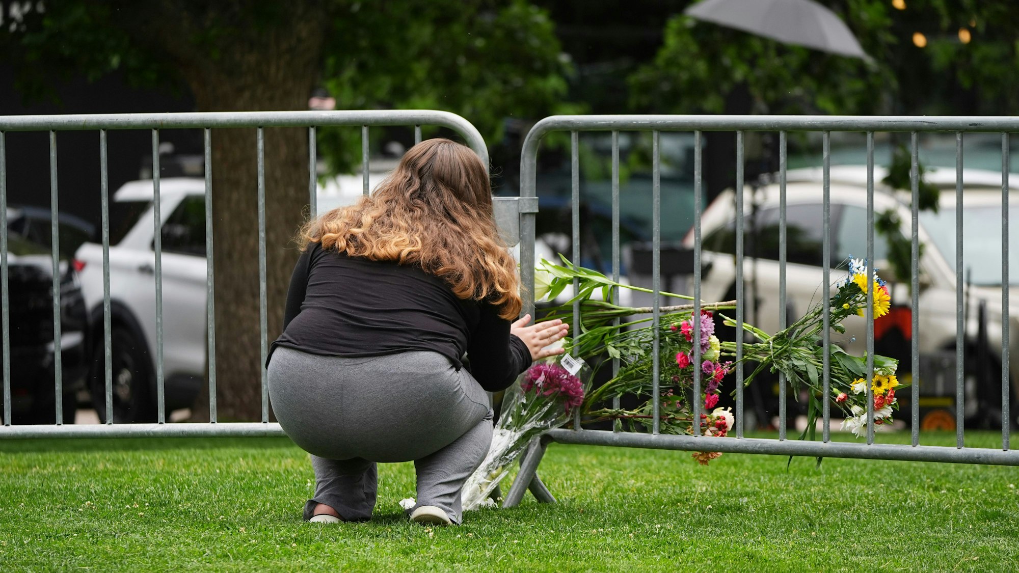 Alexandra Posnock, die vor einem Monat nach Boulder, Kolumbien, gezogen ist, legt nach dem Anschlag vom Sonntag 01.06.2025 einen Blumenstrauß nieder.