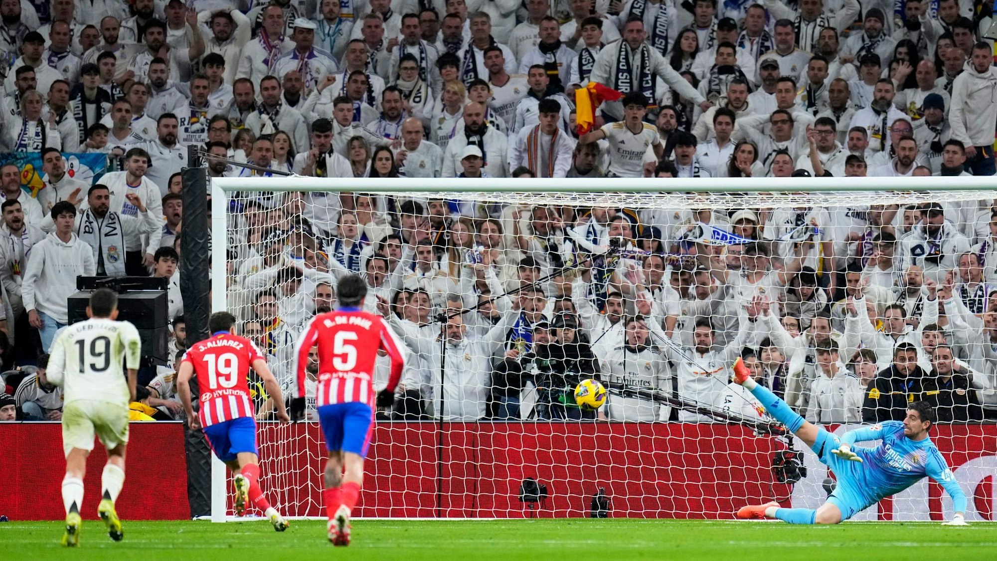 Hier trifft Alvarez per Elfmeter, doch später hatte er mit einem Versuch Pech.