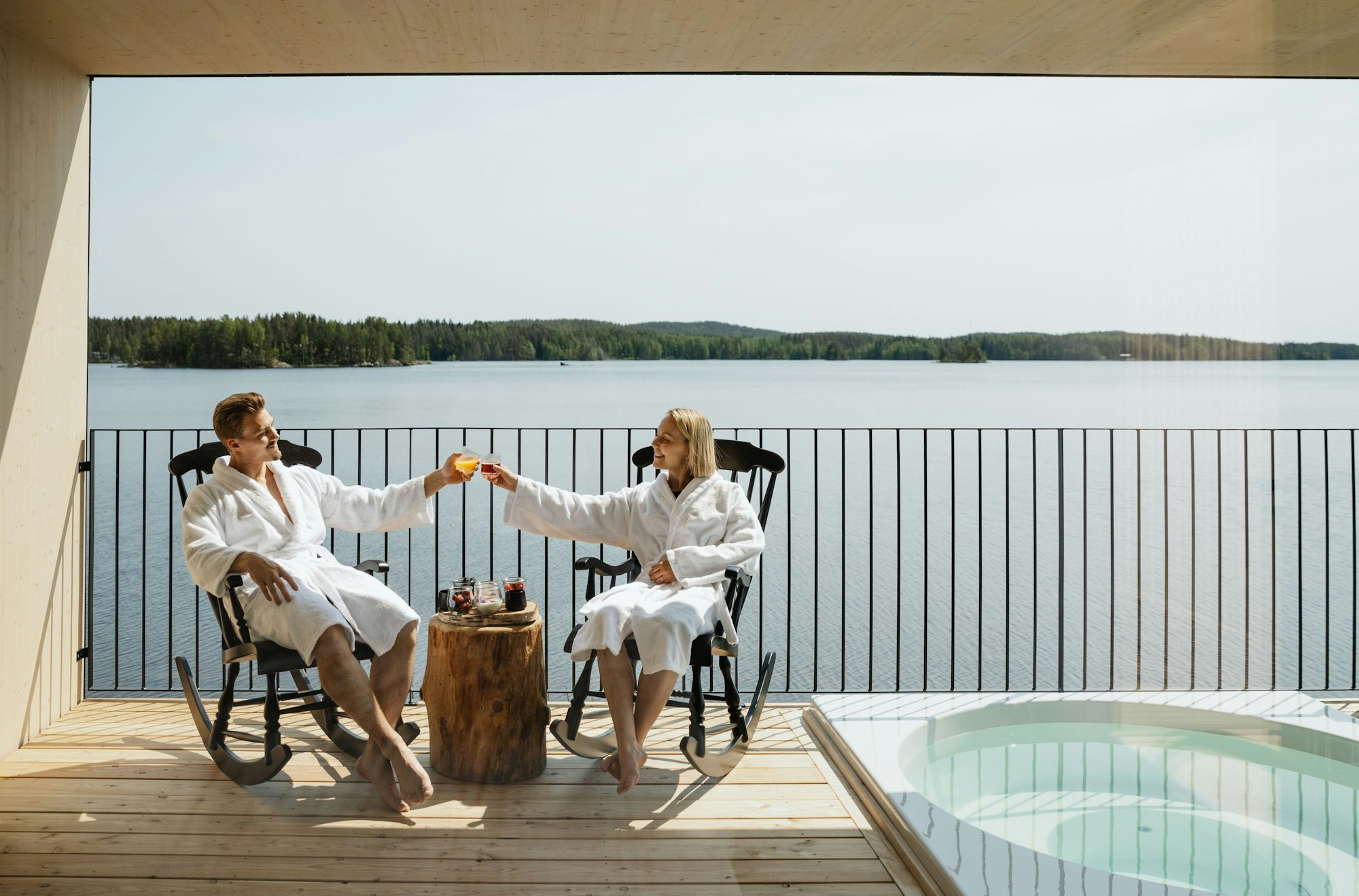 Villa mit privatem Pool und Sauna, Terrasse mit spektakulärem Blick auf den See und zwei wunderbare Restaurants – im Sahanlahti Resort bleiben keine Wünsche offen.
