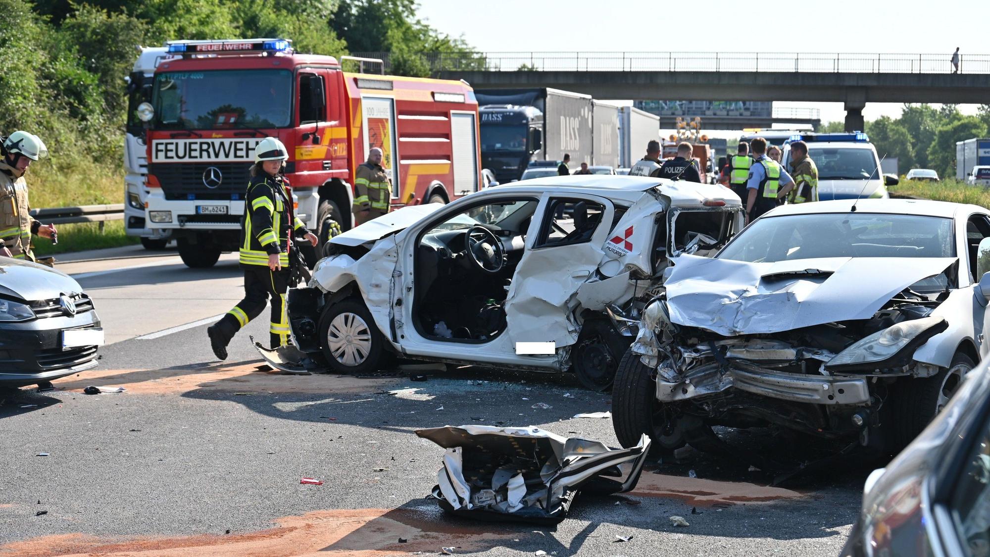 Unfall auf der A4 zwischen Frechen und Kerpen mit mehreren beteiligten Autos und Verletzten.
